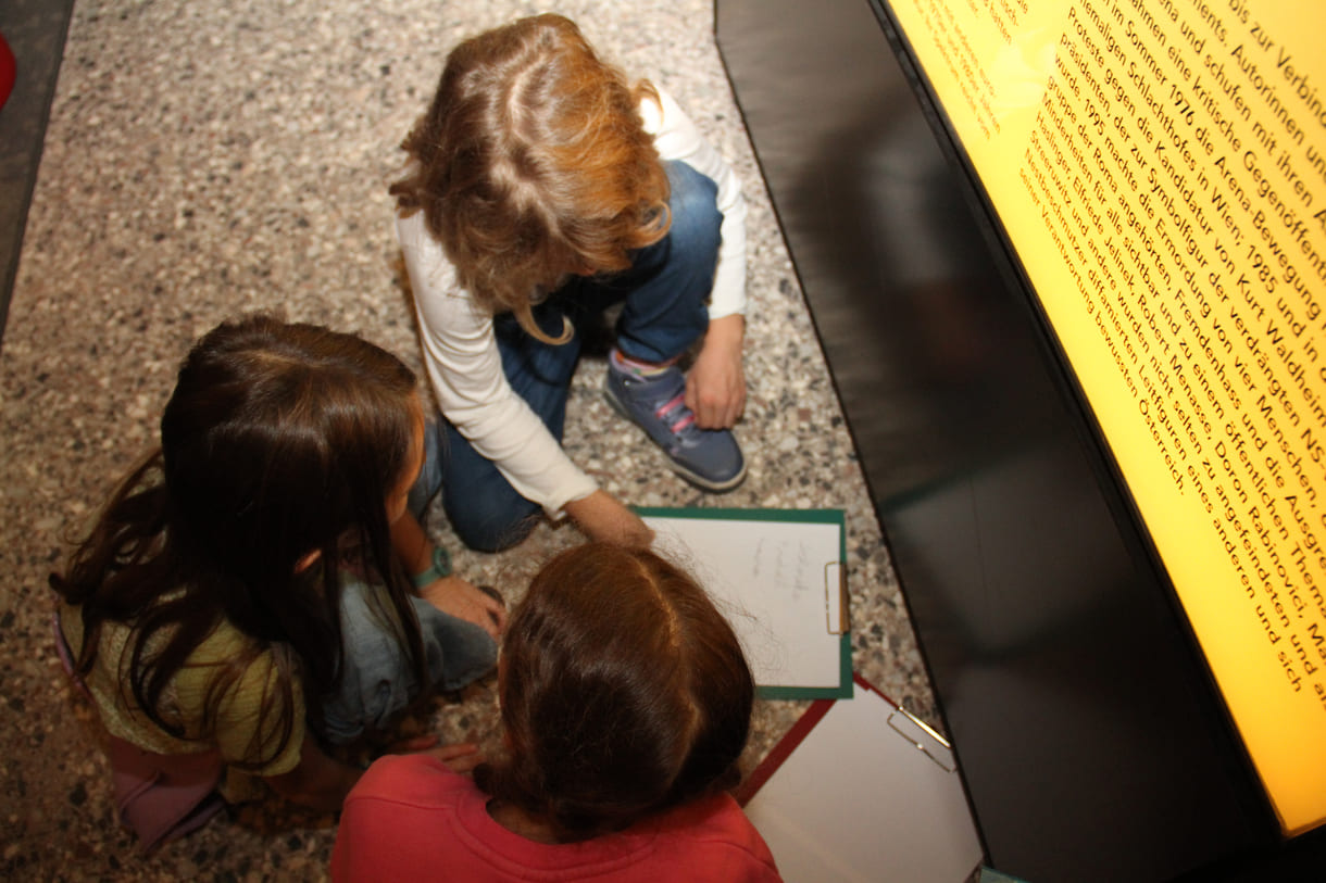 In Kleingruppen begannen die Volksschulkinder mit Tierbegriffen zu spielen und Neues zu basteln