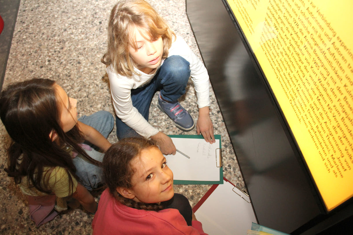 In Kleingruppen begannen die Volksschulkinder mit Tierbegriffen zu spielen und Neues zu basteln