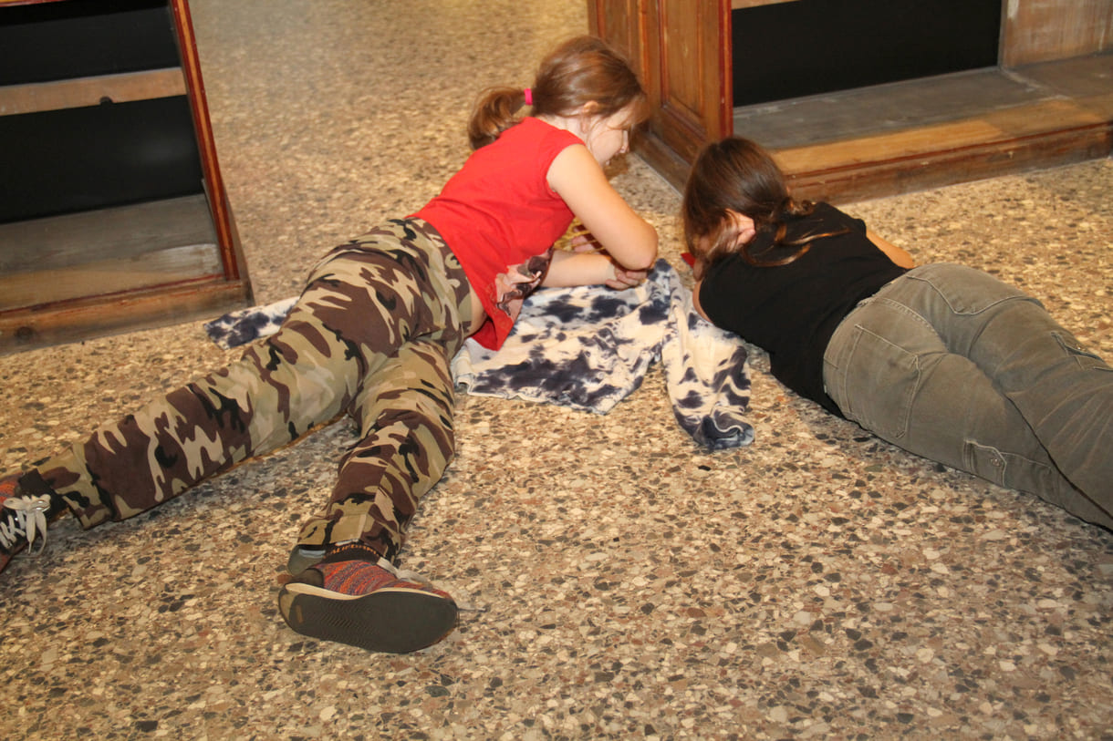 In Kleingruppen begannen die Volksschulkinder mit Tierbegriffen zu spielen und Neues zu basteln