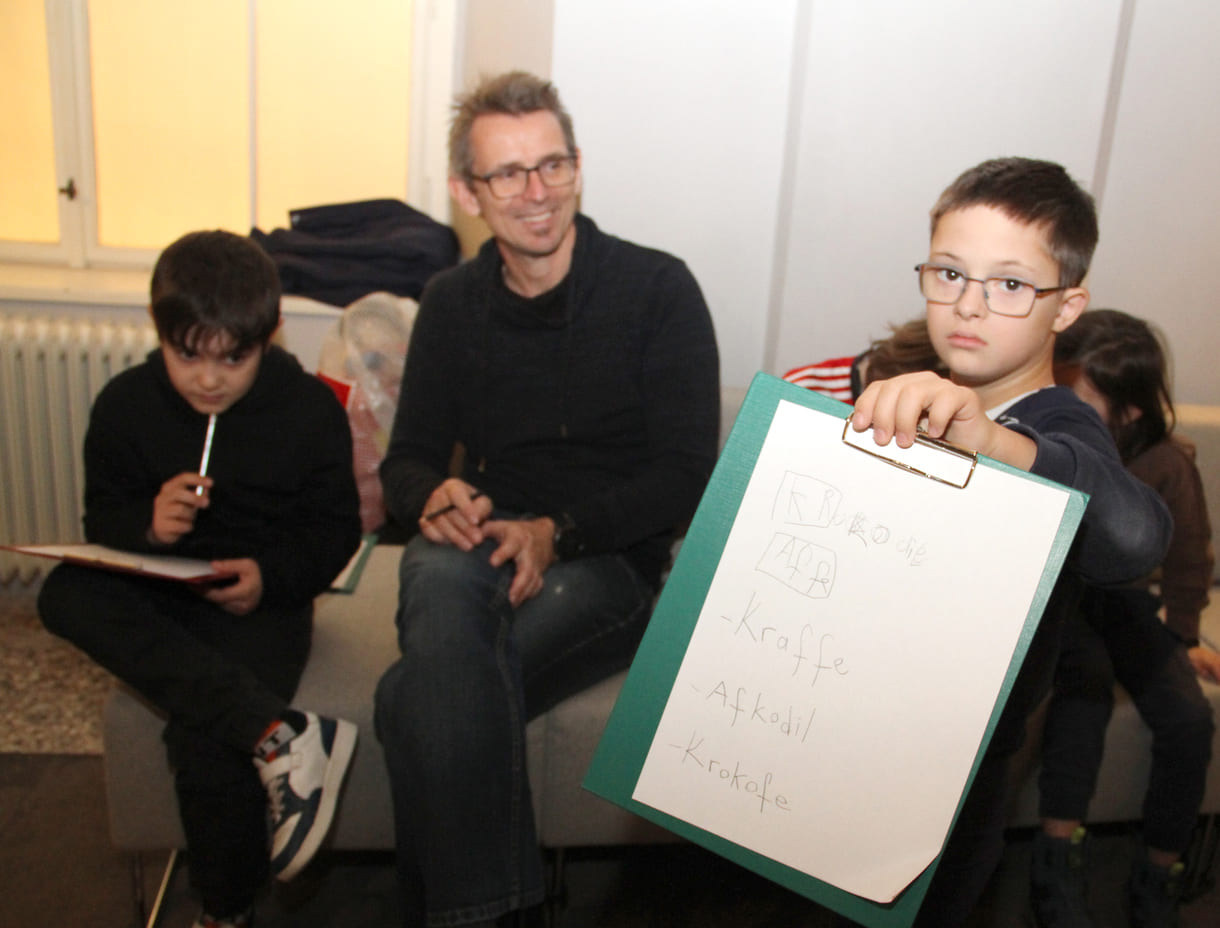 In Kleingruppen begannen die Volksschulkinder mit Tierbegriffen zu spielen und Neues zu basteln