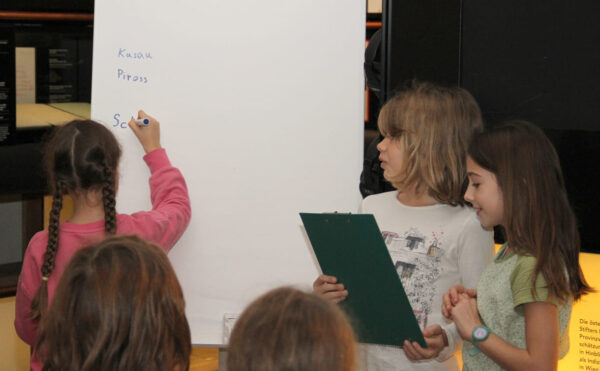 In Kleingruppen begannen die Volksschulkinder mit Tierbegriffen zu spielen und Neues zu basteln