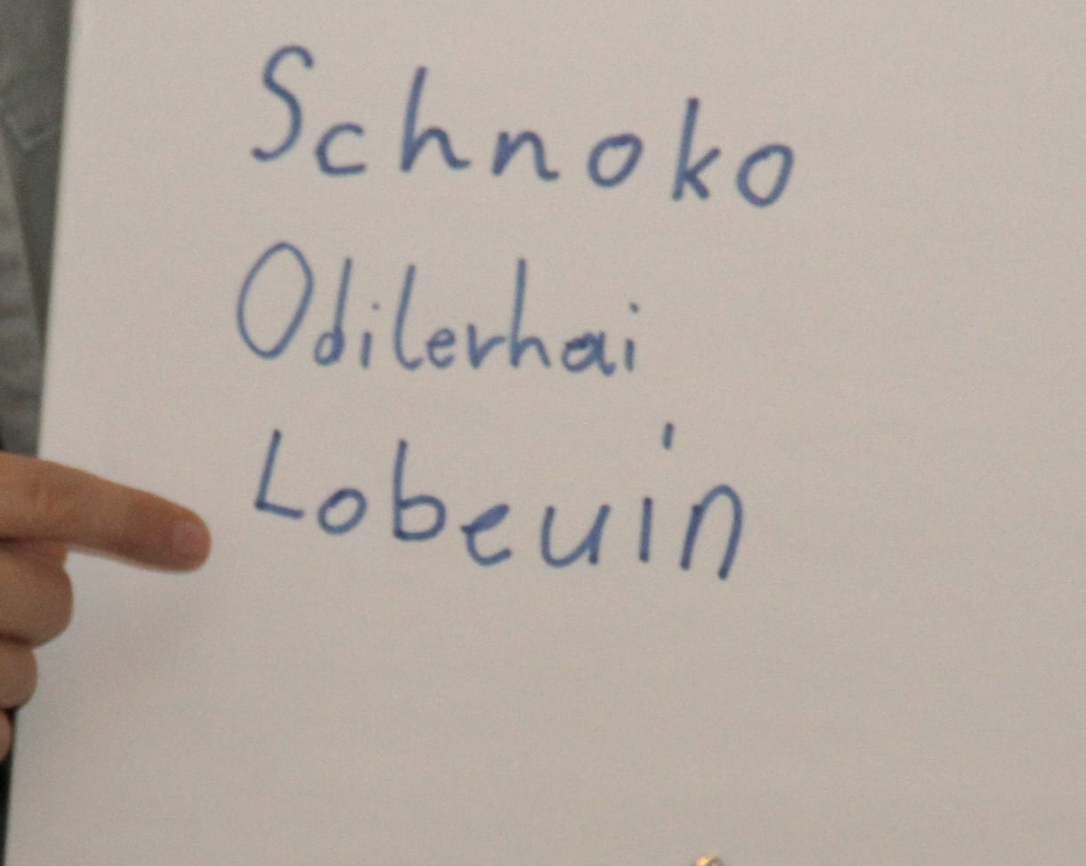 In Kleingruppen begannen die Volksschulkinder mit Tierbegriffen zu spielen und Neues zu basteln