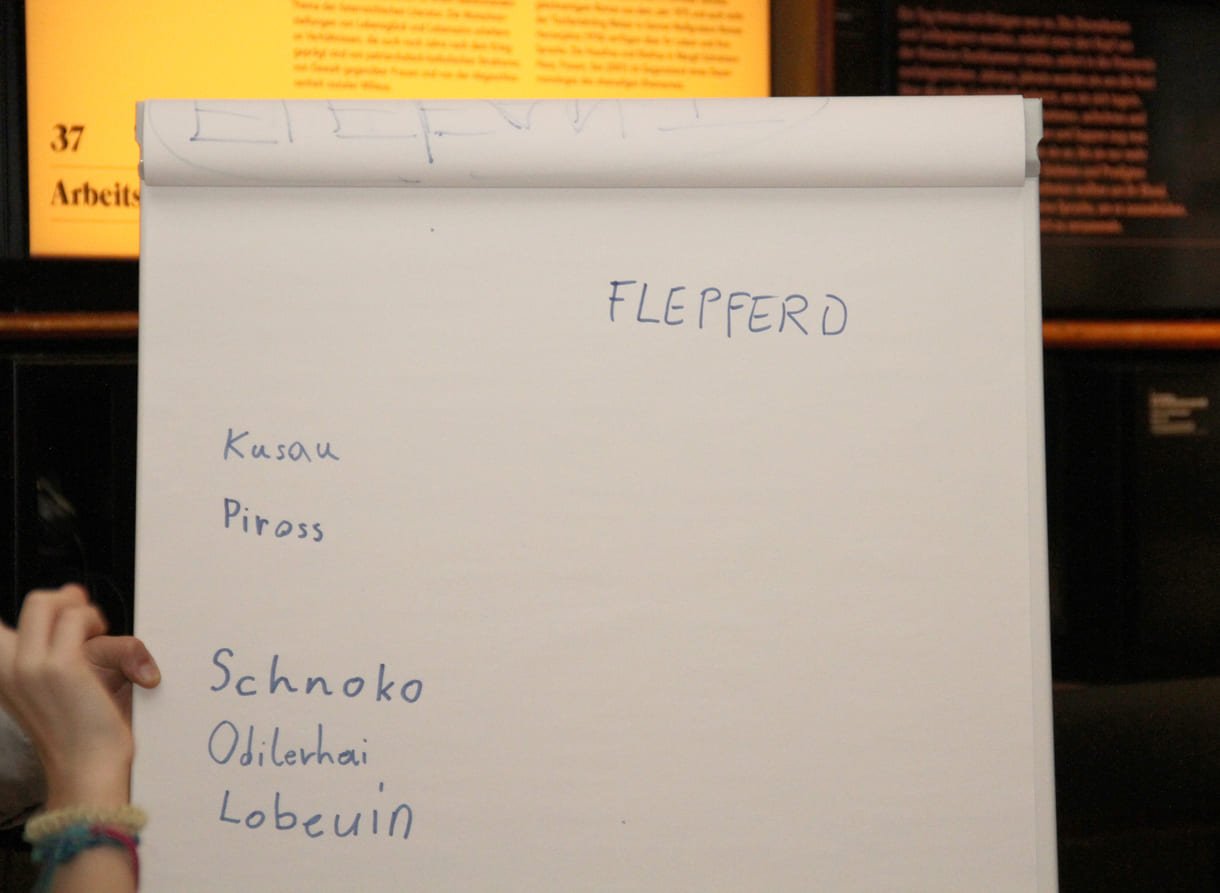 In Kleingruppen begannen die Volksschulkinder mit Tierbegriffen zu spielen und Neues zu basteln