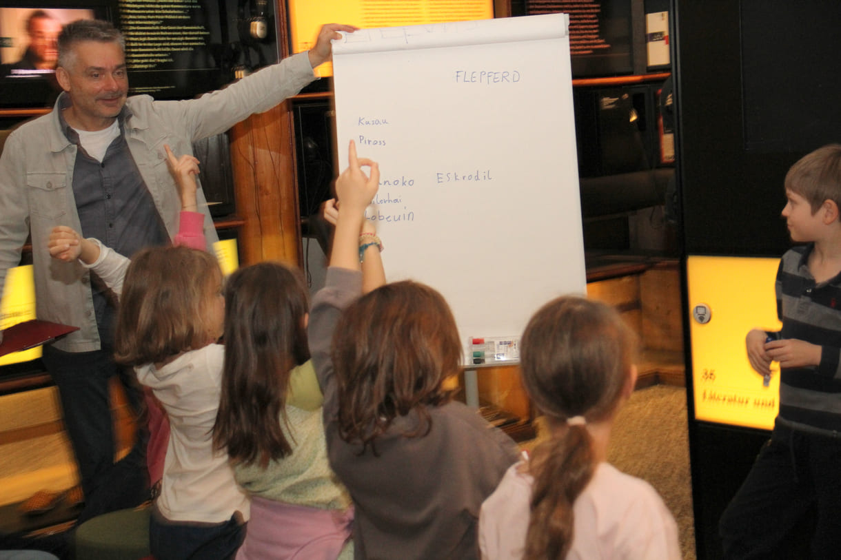 In Kleingruppen begannen die Volksschulkinder mit Tierbegriffen zu spielen und Neues zu basteln