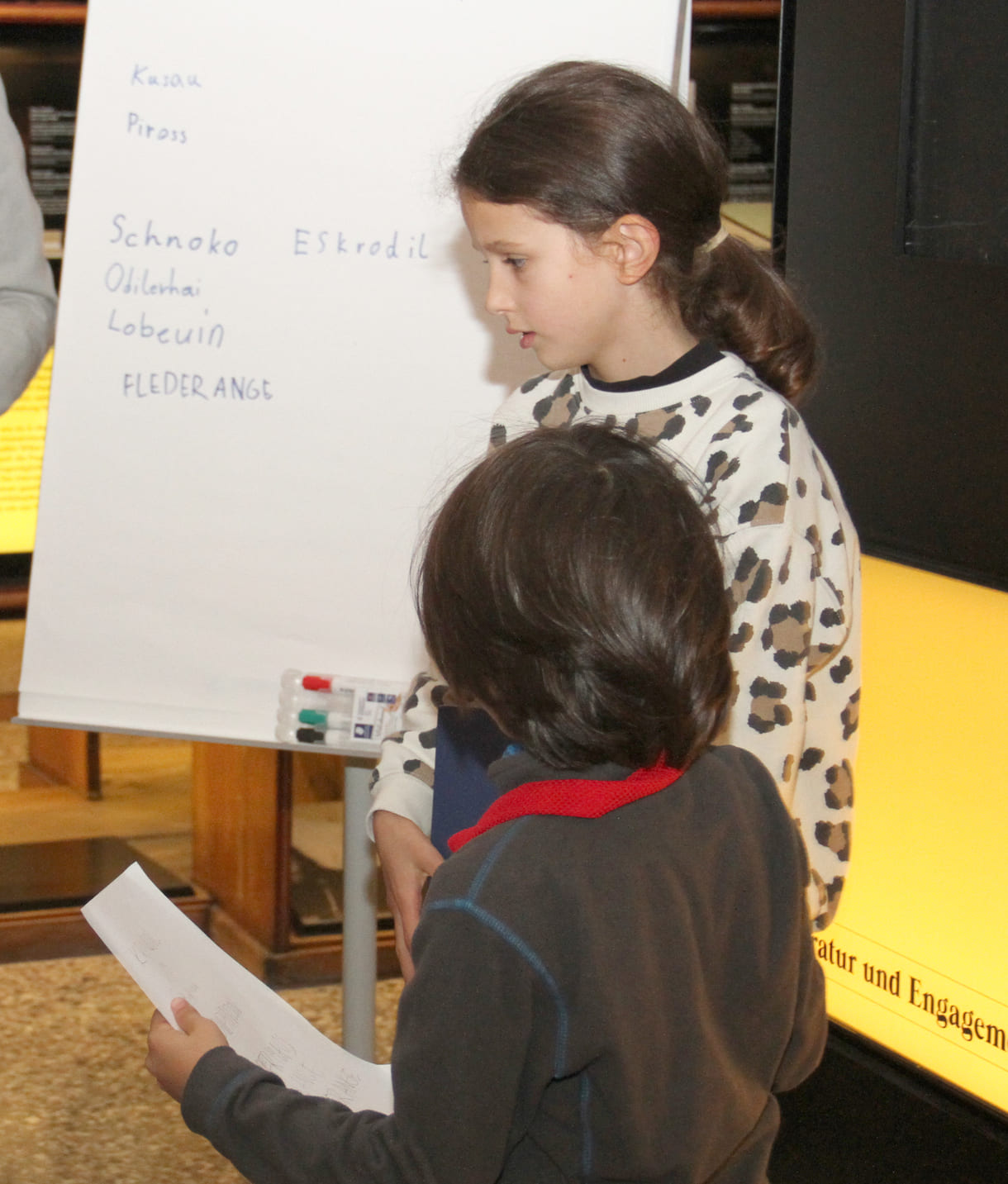 In Kleingruppen begannen die Volksschulkinder mit Tierbegriffen zu spielen und Neues zu basteln