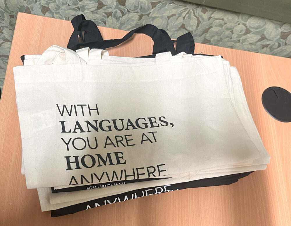 Sprachen-Sprüche auf Stofftaschen