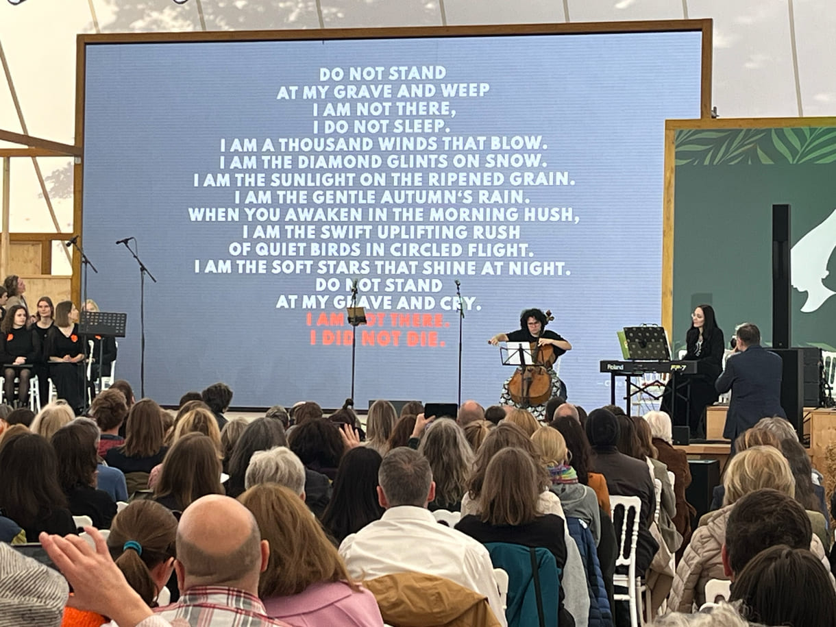 Cellistin und Pianistin und ein Gedicht, das vielfältiges Weiterleben poetisch fasst