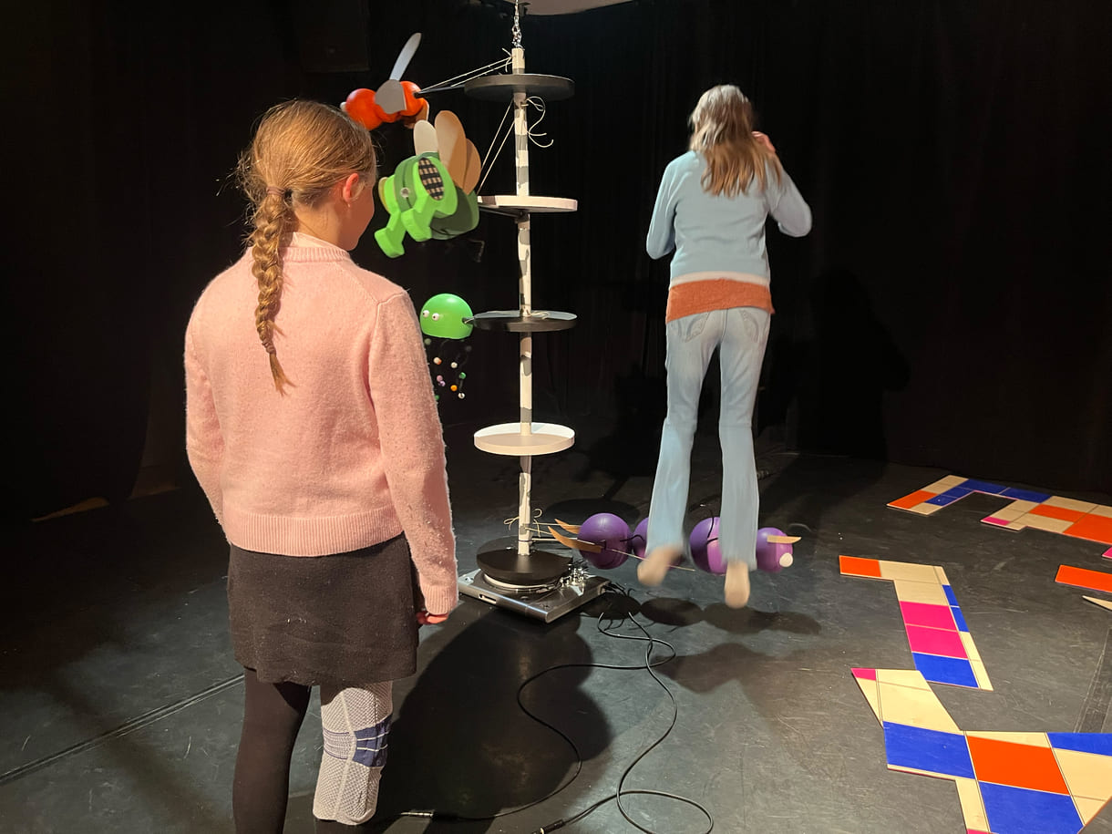 Clara und Dunja entdecken die Spiel-Skulptur