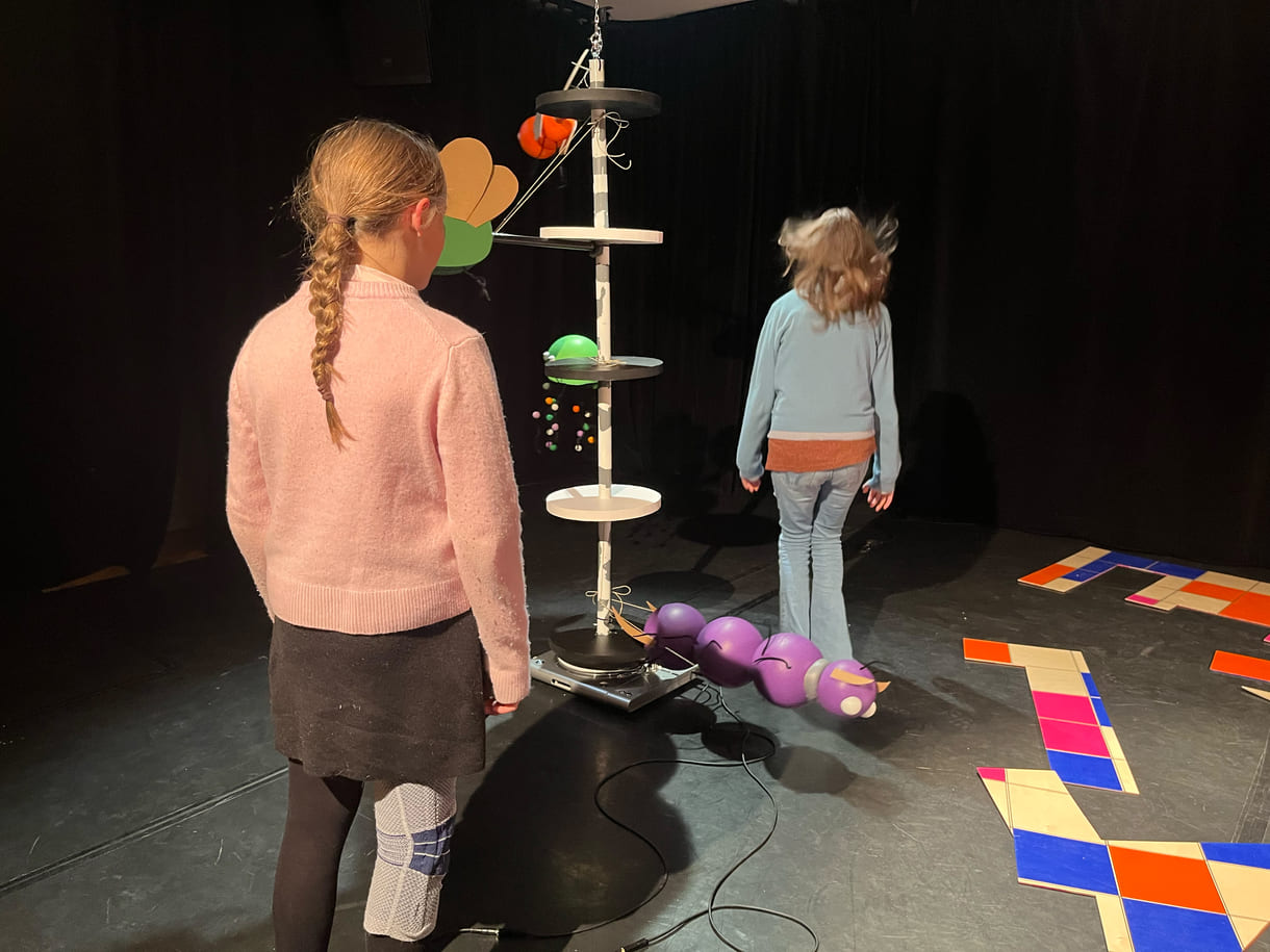 Clara und Dunja entdecken die Spiel-Skulptur