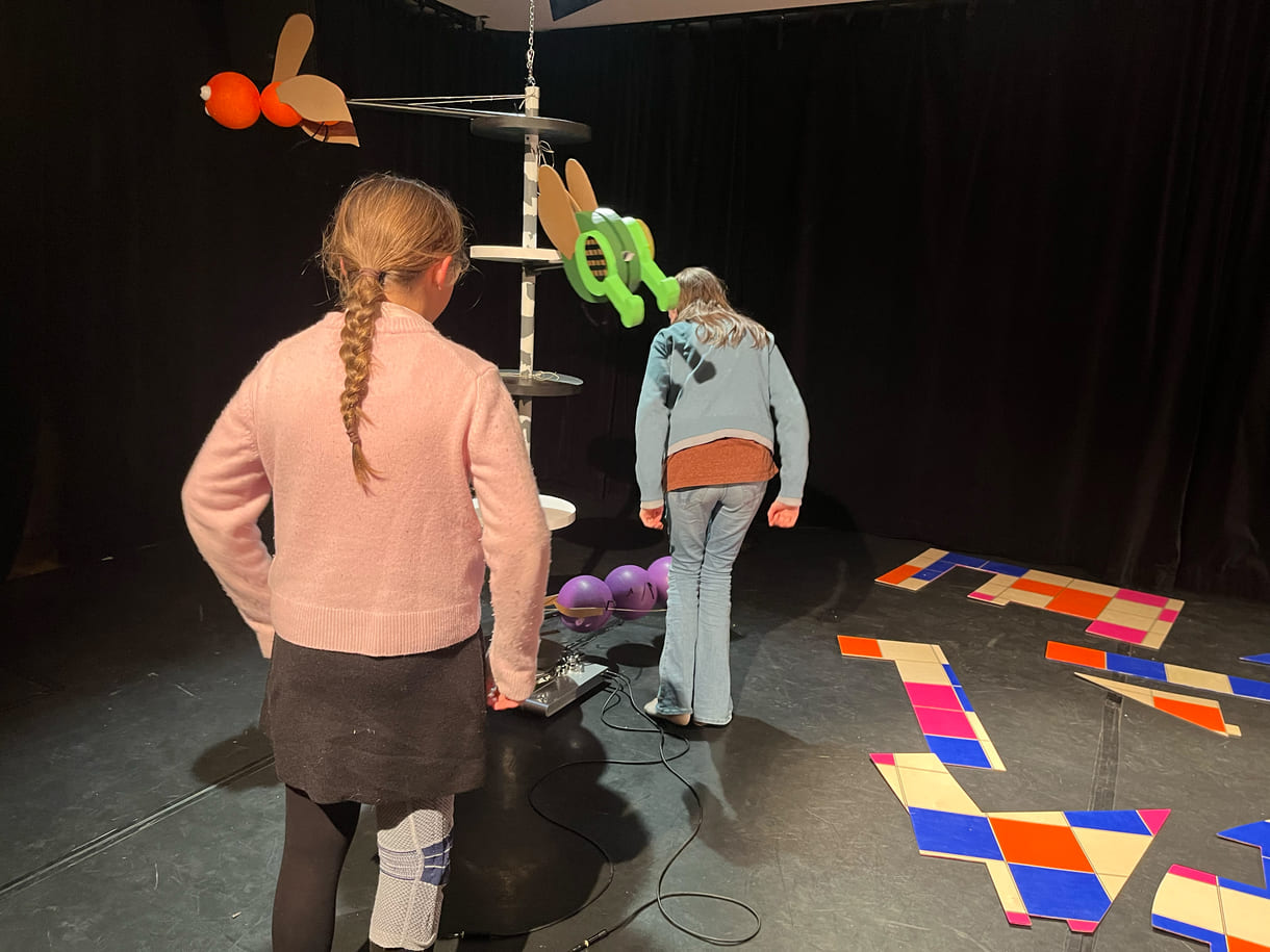 Clara und Dunja entdecken die Spiel-Skulptur