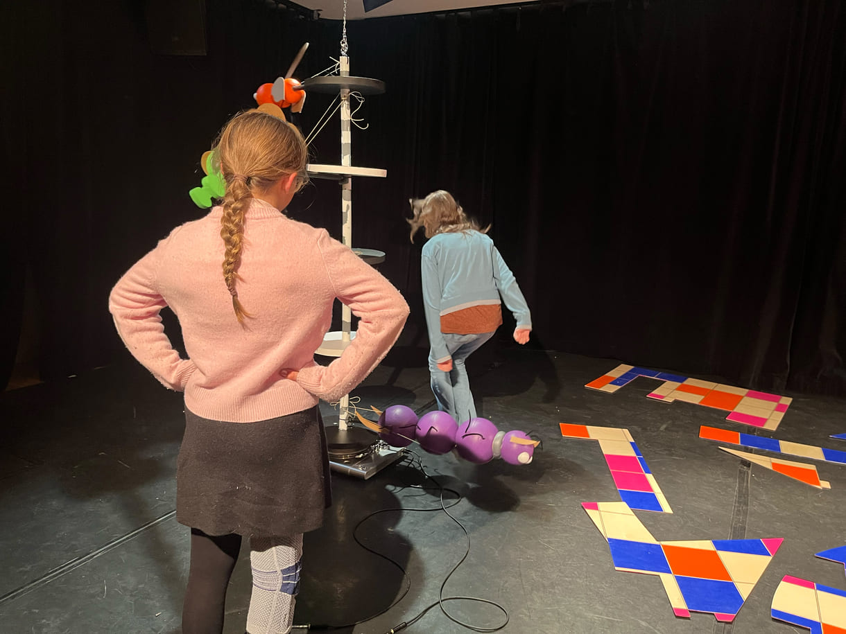 Clara und Dunja entdecken die Spiel-Skulptur