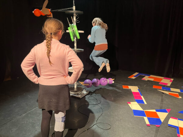 Clara und Dunja entdecken die Spiel-Skulptur