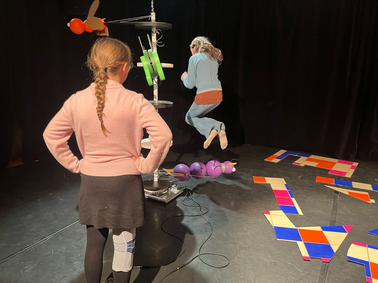 Clara und Dunja entdecken die Spiel-Skulptur