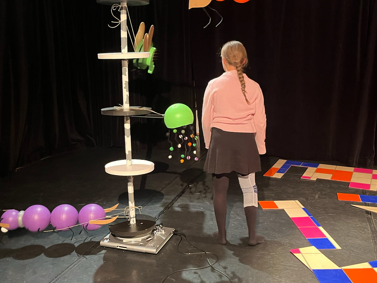 Clara und Dunja entdecken die Spiel-Skulptur