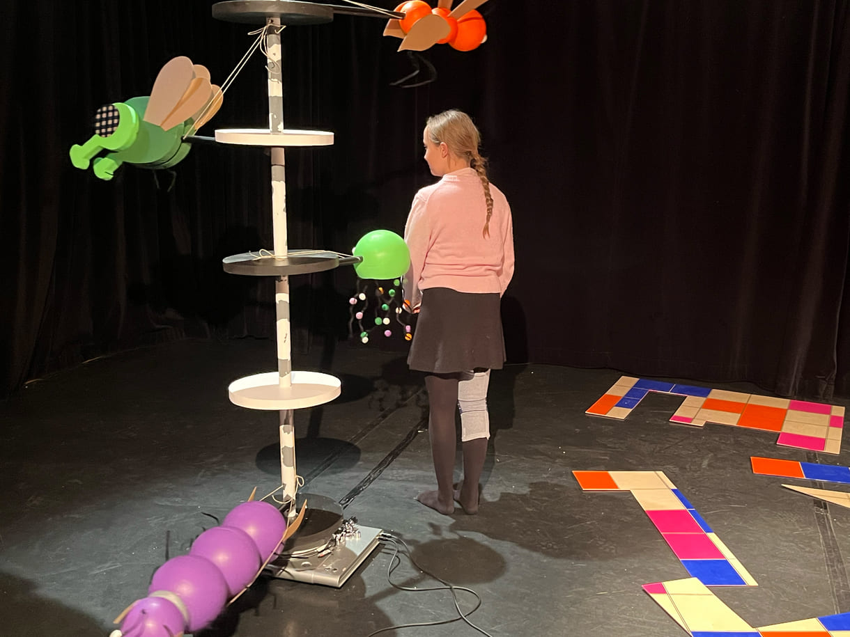 Clara und Dunja entdecken die Spiel-Skulptur