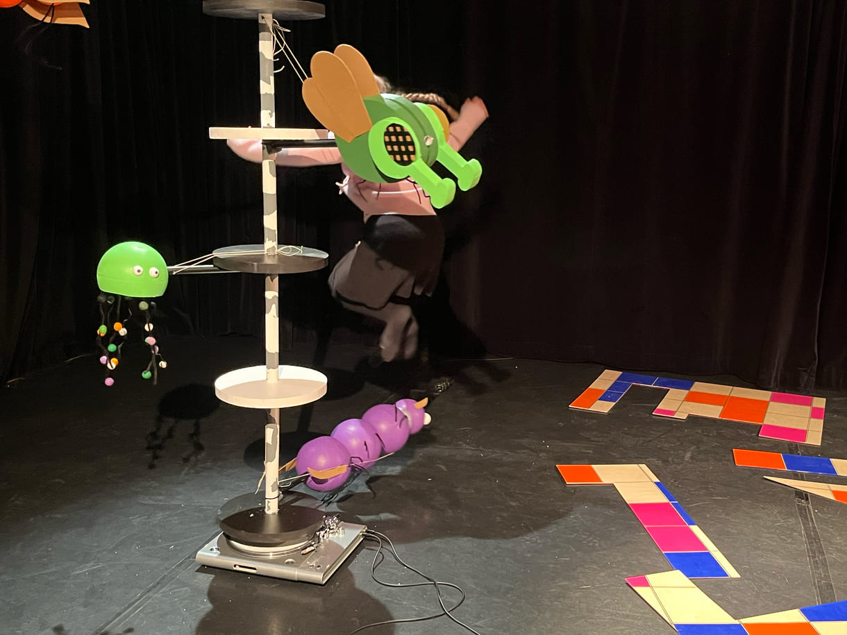 Clara und Dunja entdecken die Spiel-Skulptur