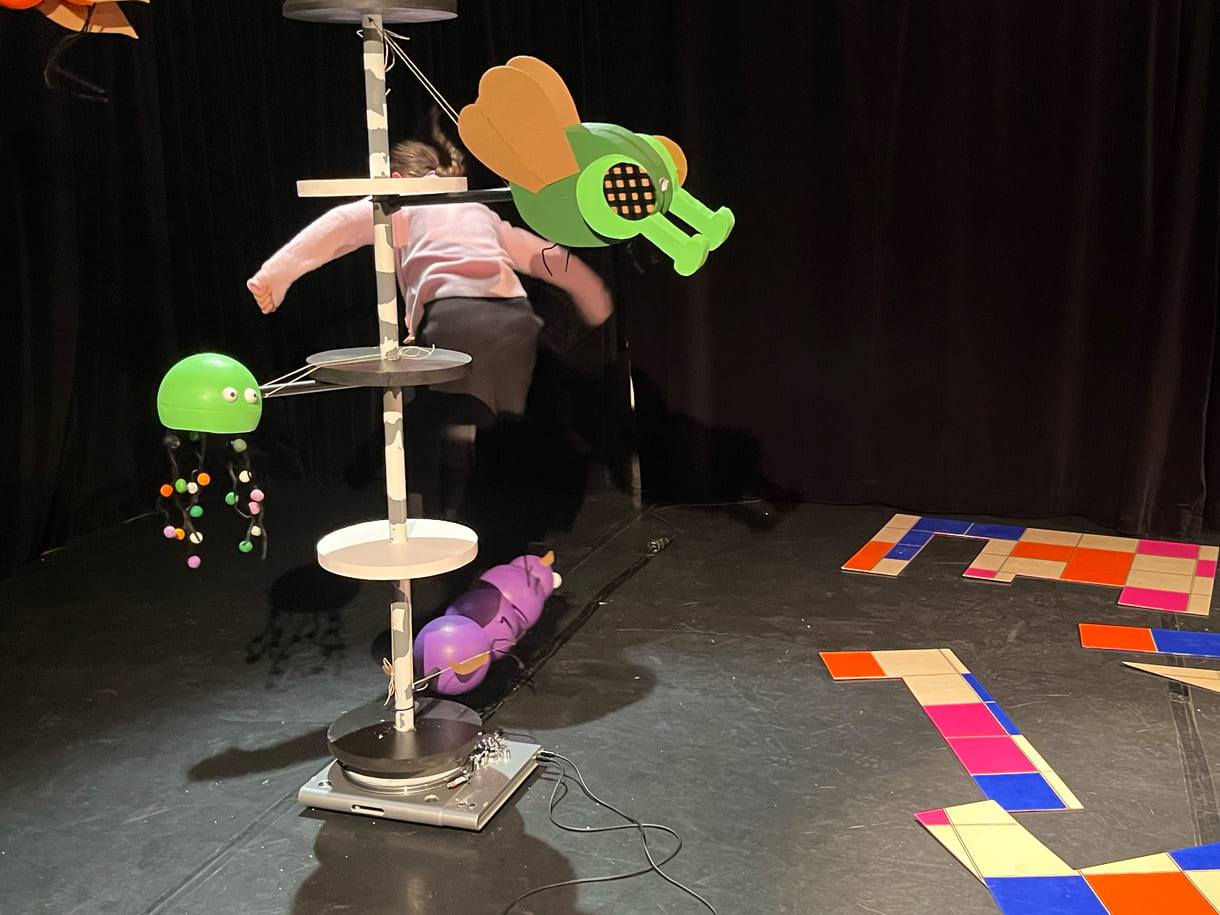 Clara und Dunja entdecken die Spiel-Skulptur