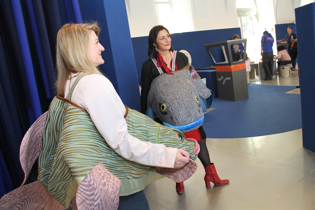 Stadträtinnen und Kinder in Fischkostümen