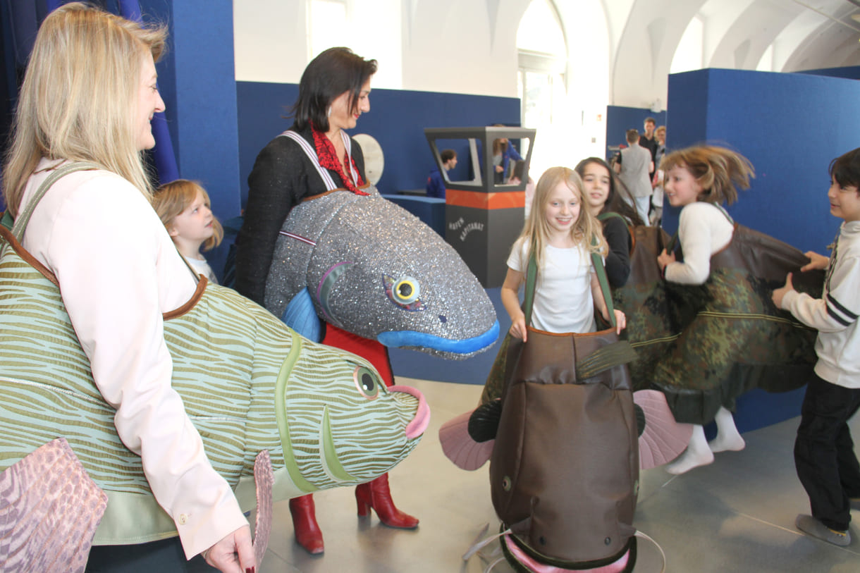 Stadträtinnen und Kinder in Fischkostümen