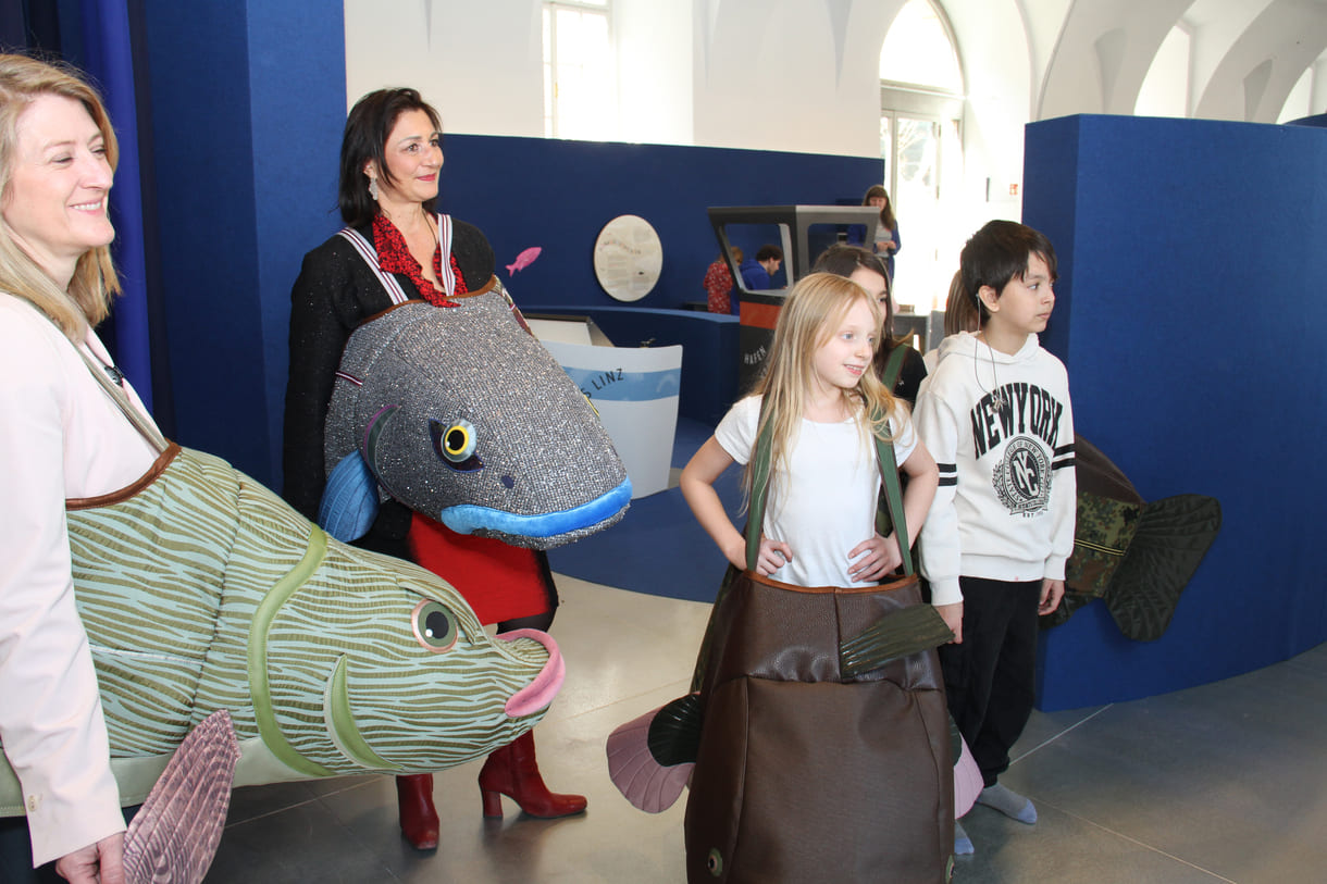 Stadträtinnen und Kinder in Fischkostümen