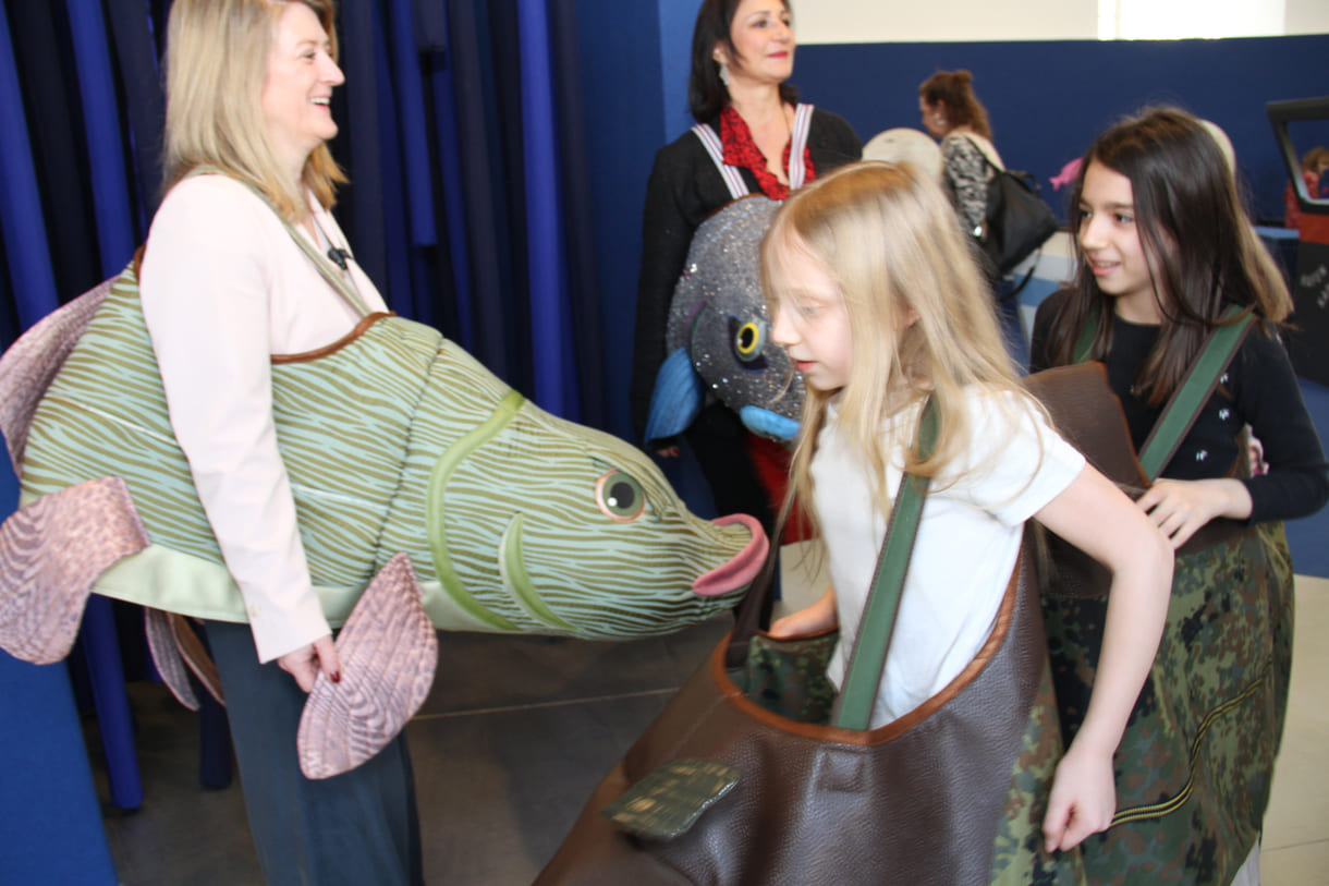 Stadträtinnen und Kinder in Fischkostümen