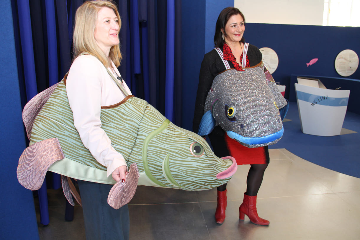 Stadträtinnen und Kinder in Fischkostümen