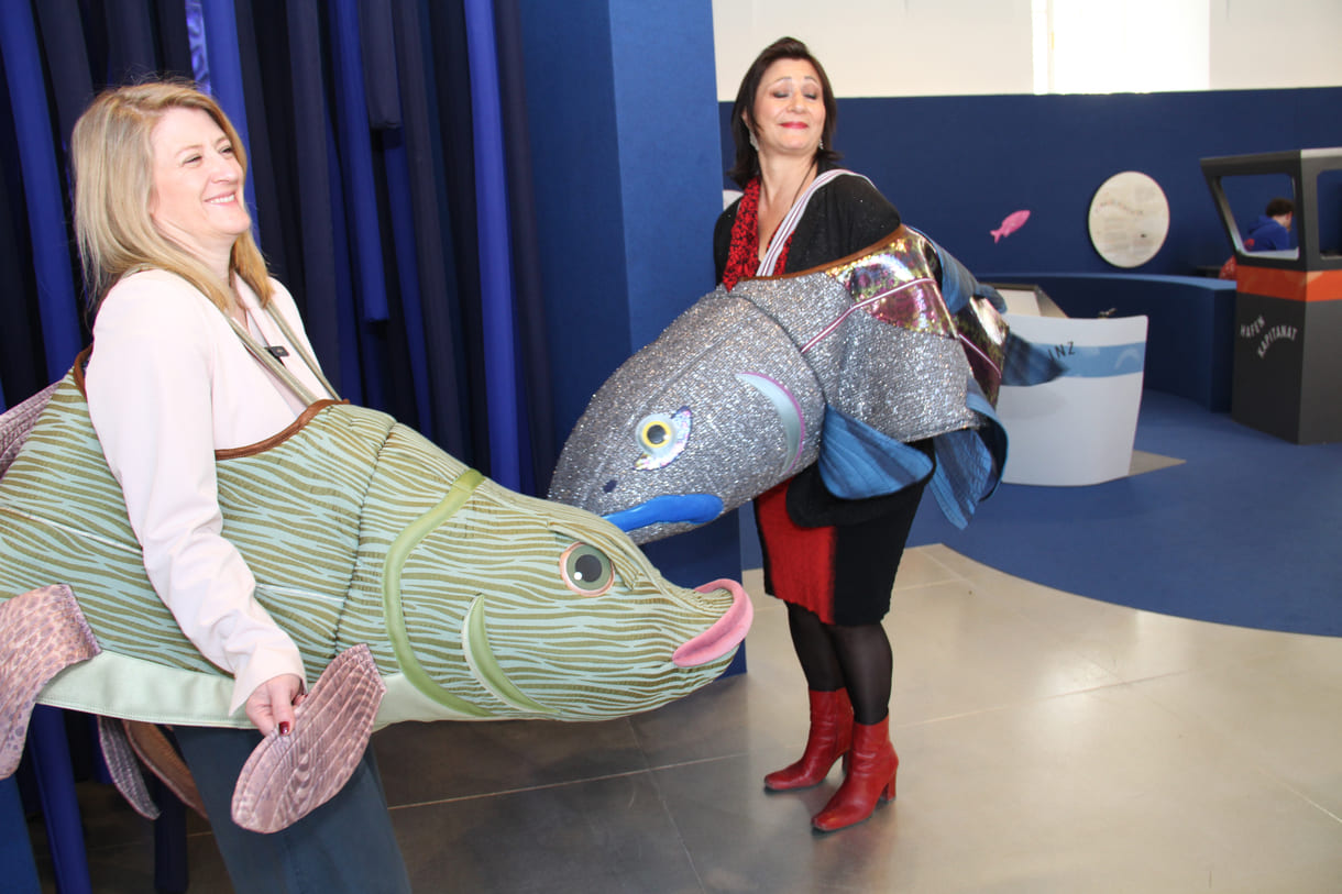 Stadträtinnen und Kinder in Fischkostümen