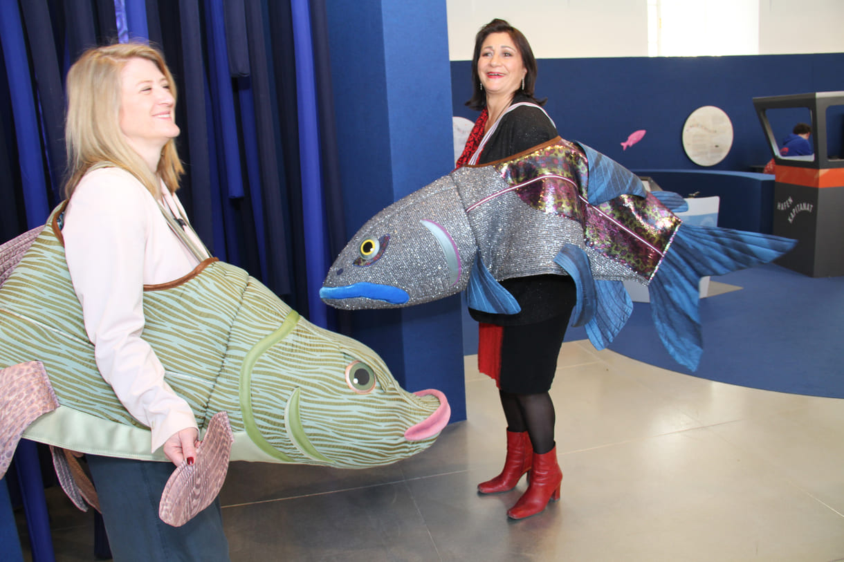 Stadträtinnen und Kinder in Fischkostümen