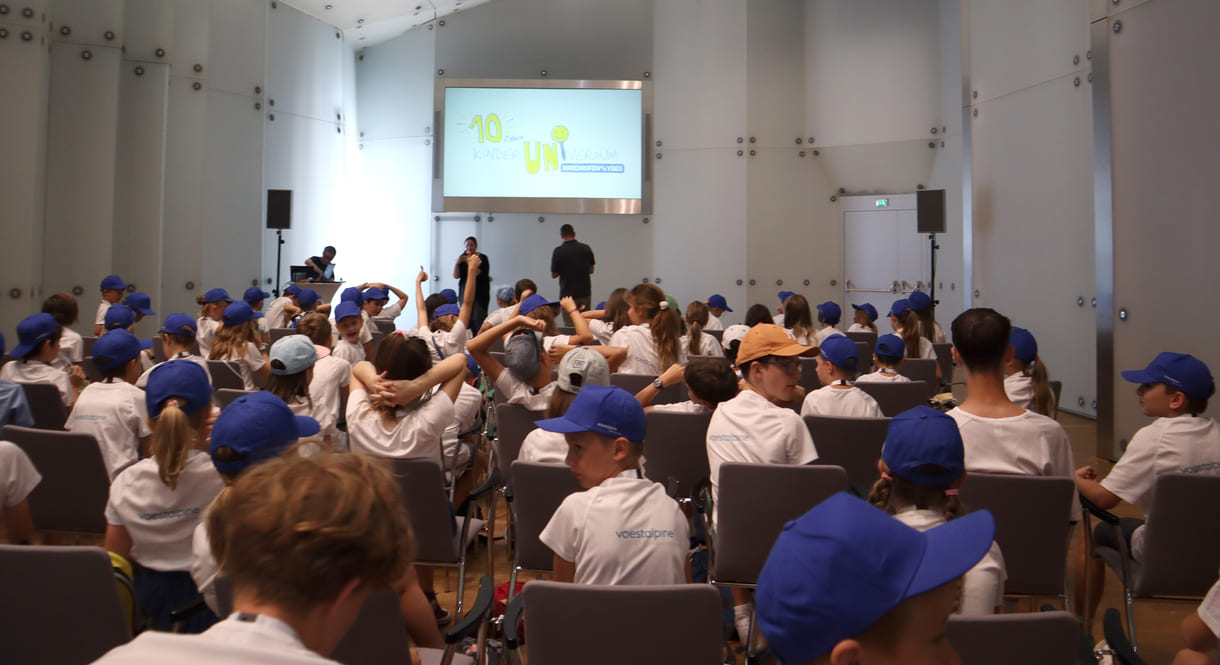 Übergabe von Axel vom Stahl an Karoline von der Kinderuni Wien
