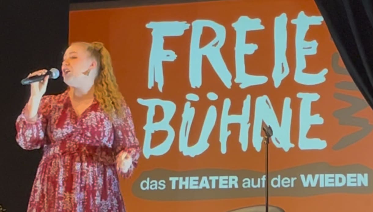 Stella Kranner (Nichte des Direktors) singt