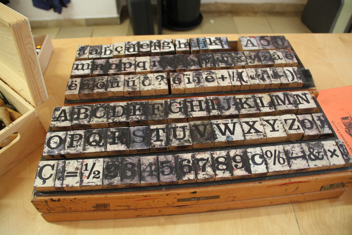 Buchstaben-Stempel - auch die fanden Verwendung bei der Gestaltung der Zeitung