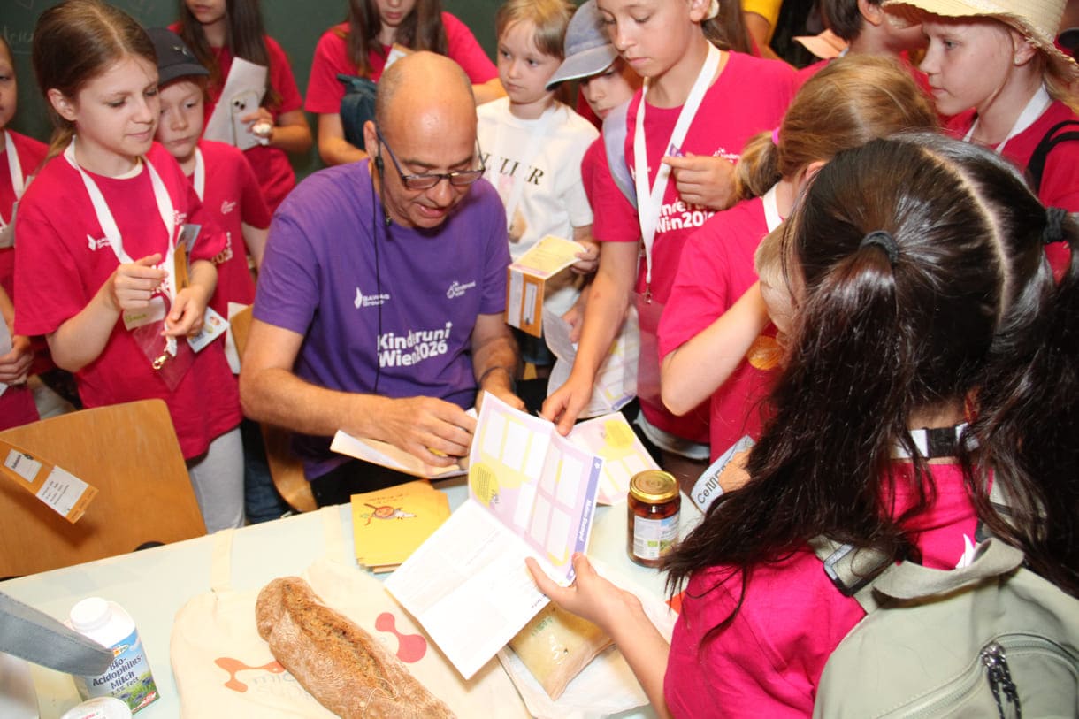 Starker Andrang beim Stempeln für die Kinderuni-Studien-Ausweise