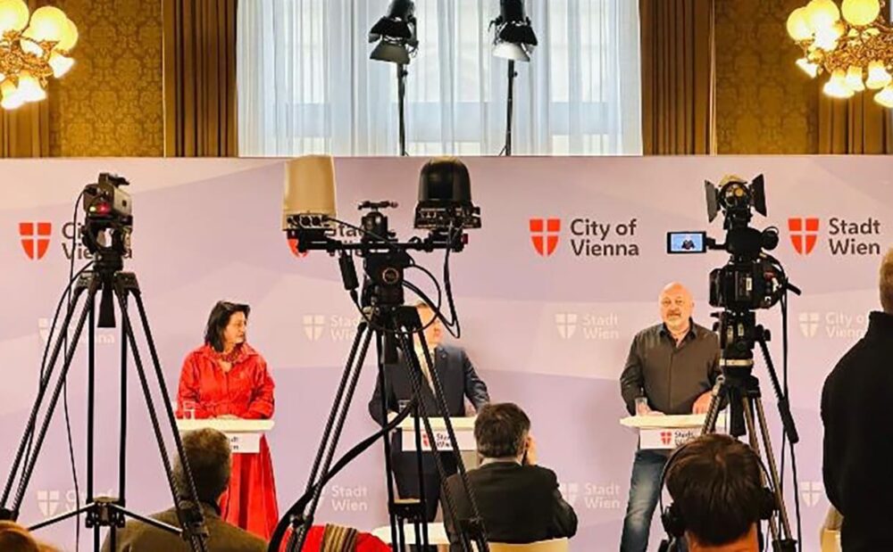 Pressekonferenz zu Junge Theater Wien: Kulturstadträtin Veronica Kaup-Hasler, Bürgermeister Michael Ludwig (weitgehend vom Kamera-Stativ verdeckt) und Stephan Rabl
