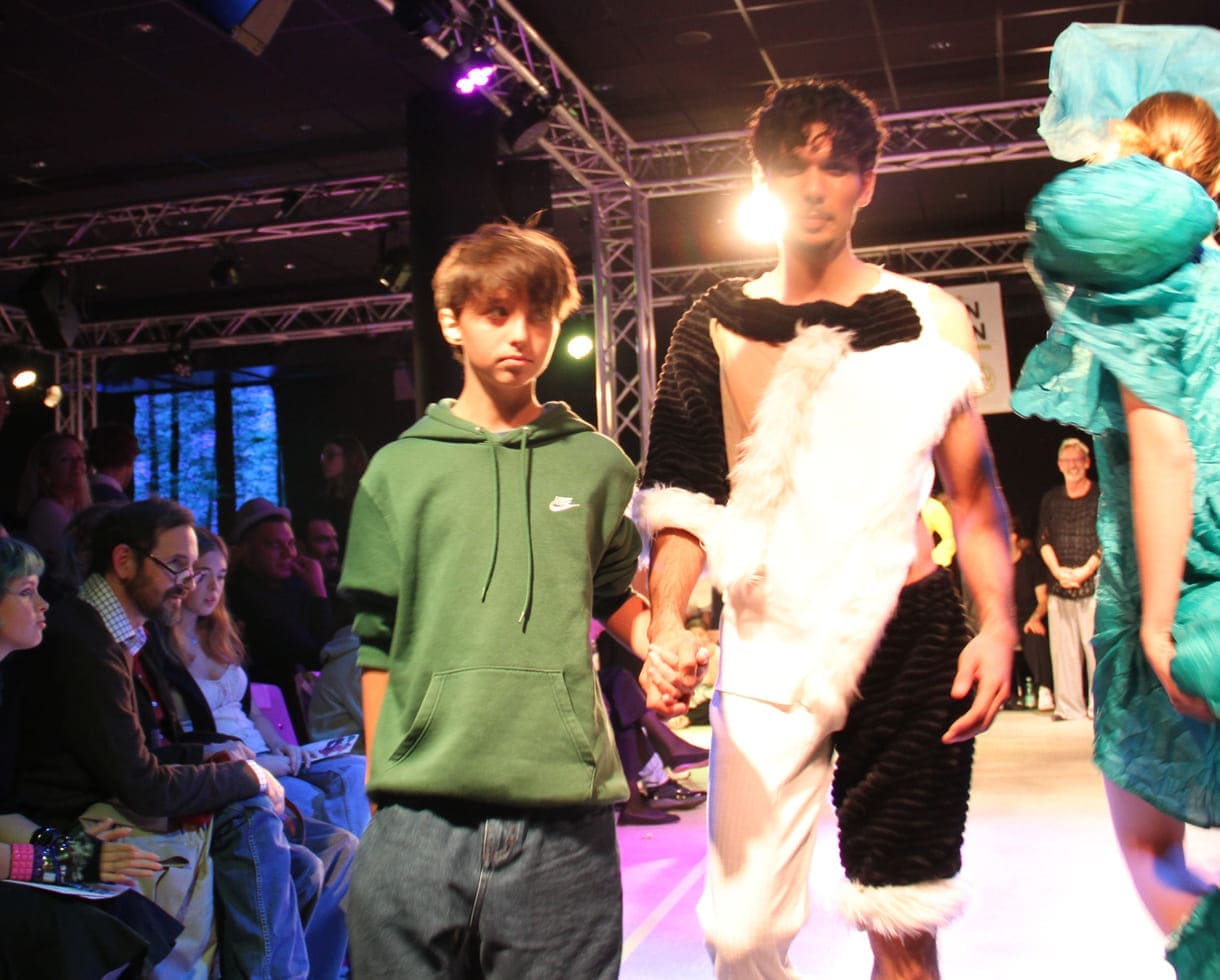 Desgner:innen, die bei der Show anwesend waren mit "ihren" Models auf dem Laufsteg