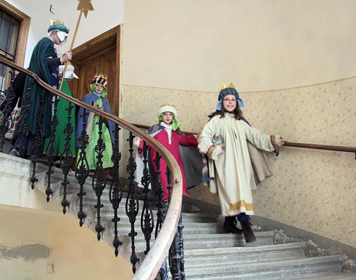 Foto aus dem Archiv als KiJuKU, damals noch als KiKu (kinder-KURIER) Sternsinger:innen in Wien bei einer ihrer Touren begleitete