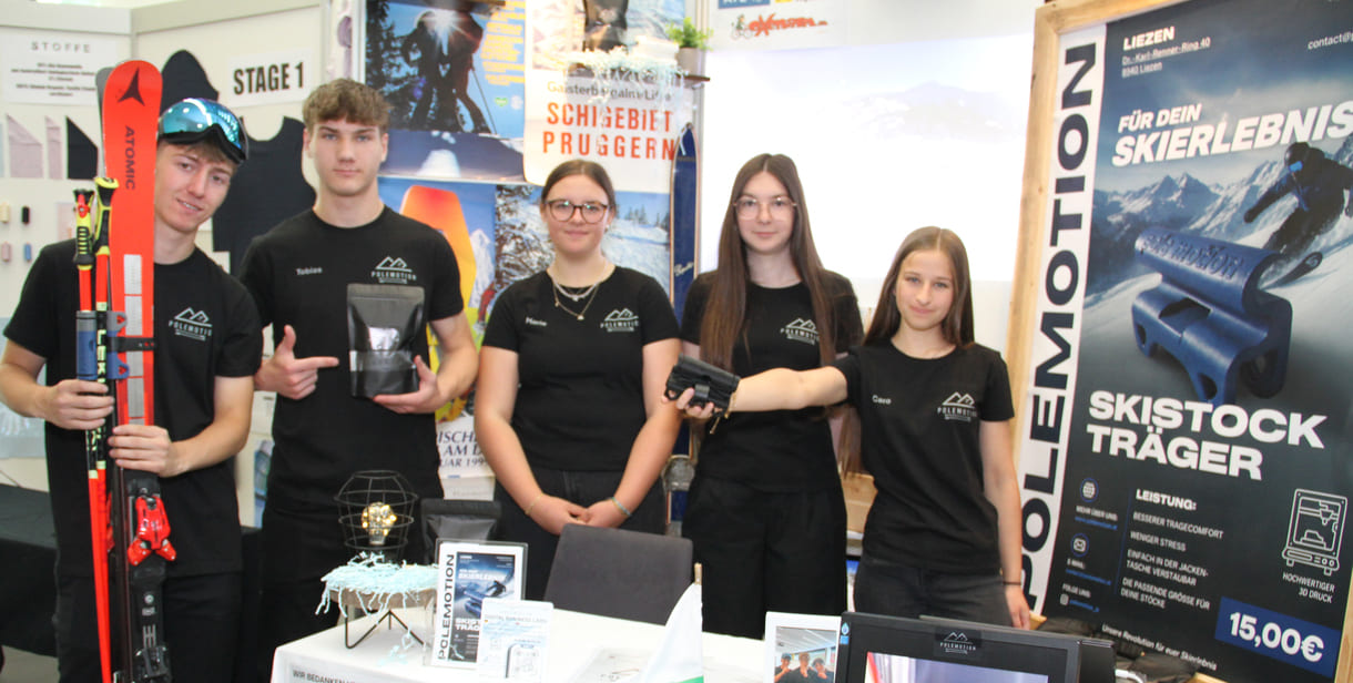 Felix Beutelbeck, Tobias Stangl, Marie Gürtler, Klara Schröfl und Carolin Fraydl mit ihren Produkten, den Skistock-Halterungen