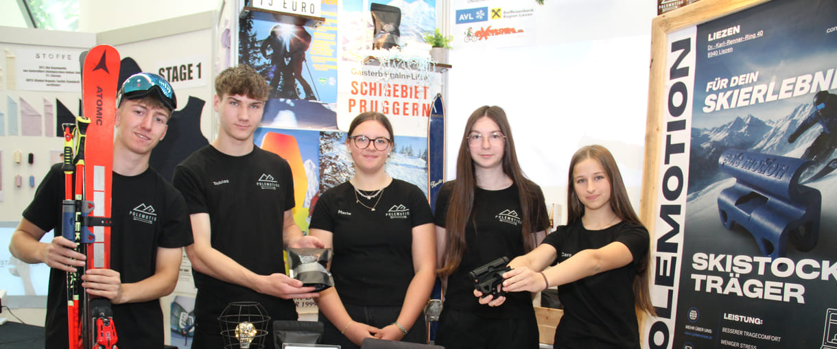 Felix Beutelbeck, Tobias Stangl, Marie Gürtler, Klara Schröfl und Carolin Fraydl mit ihren Produkten, den Skistock-Halterungen