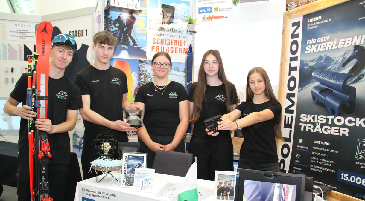 Felix Beutelbeck, Tobias Stangl, Marie Gürtler, Klara Schröfl und Carolin Fraydl mit ihren Produkten, den Skistock-Halterungen