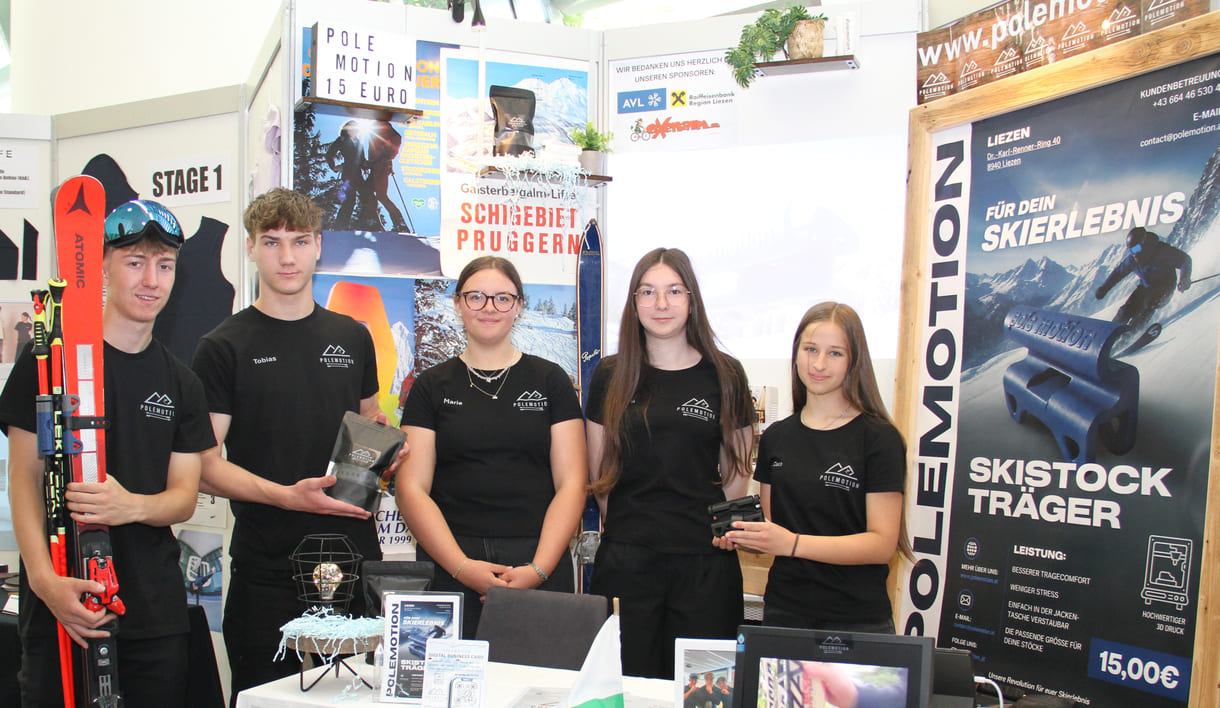 Felix Beutelbeck, Tobias Stangl, Marie Gürtler, Klara Schröfl und Carolin Fraydl mit ihren Produkten, den Skistock-Halterungen