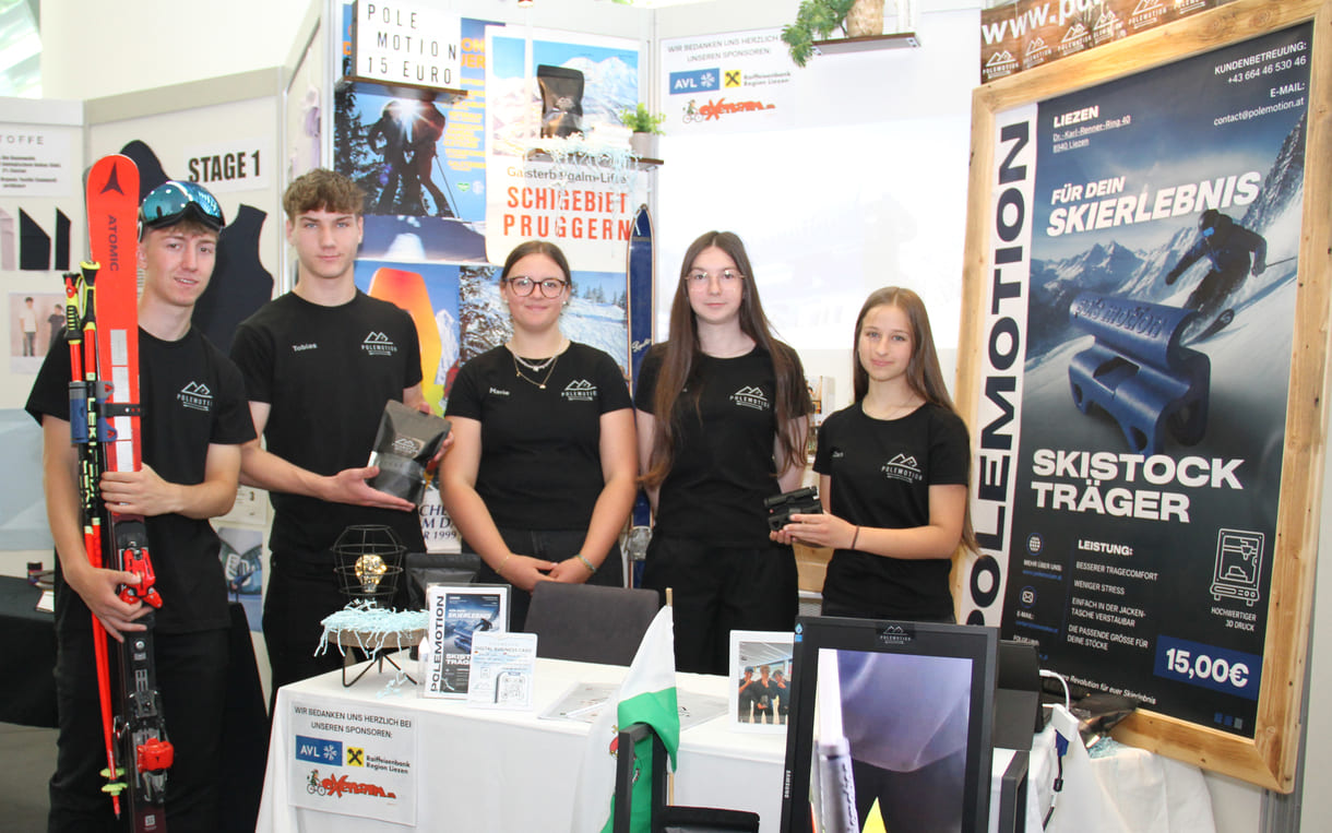 Felix Beutelbeck, Tobias Stangl, Marie Gürtler, Klara Schröfl und Carolin Fraydl mit ihren Produkten, den Skistock-Halterungen