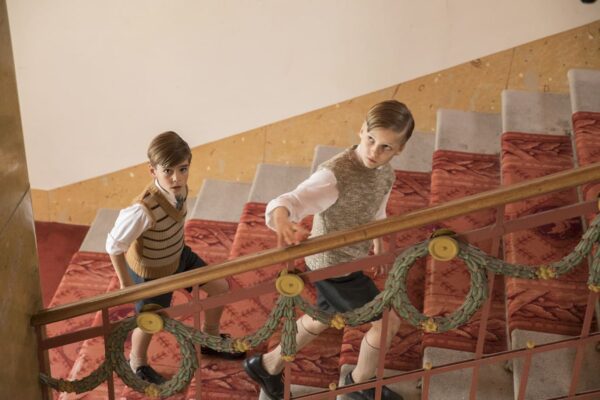 Szenenfoto aus dem Kinofilm "Das geheime Stockwerk": Ben Winkler als Hermann Hartwig (unten) und sein "Filmbruder" Heinrich, gespielt von Konstantin Horn