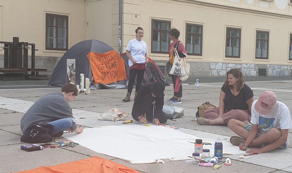 Mini-Zeltlager und Sprüche auf Stoff malen am Grazer Karmeliterplatz