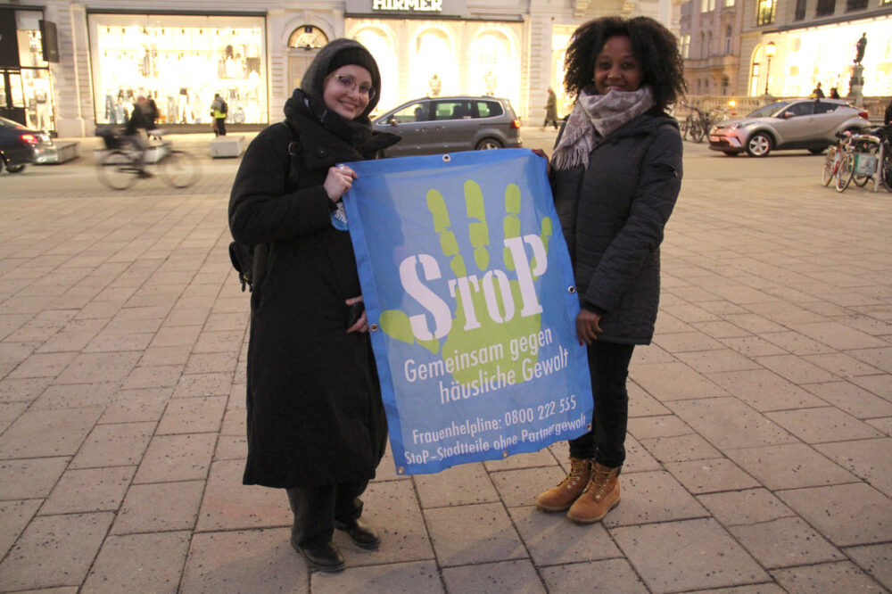 Schnappschuss von der "One Billion Rising"-Aktion auf dem Wiener Platz der Menschenrechte