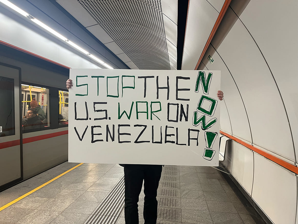 Initiativer Einzel-Aktivist schon Stunden vor der Kundgebung und Demo mit der U-Bahn auf dem Weg zur US-Botschaft