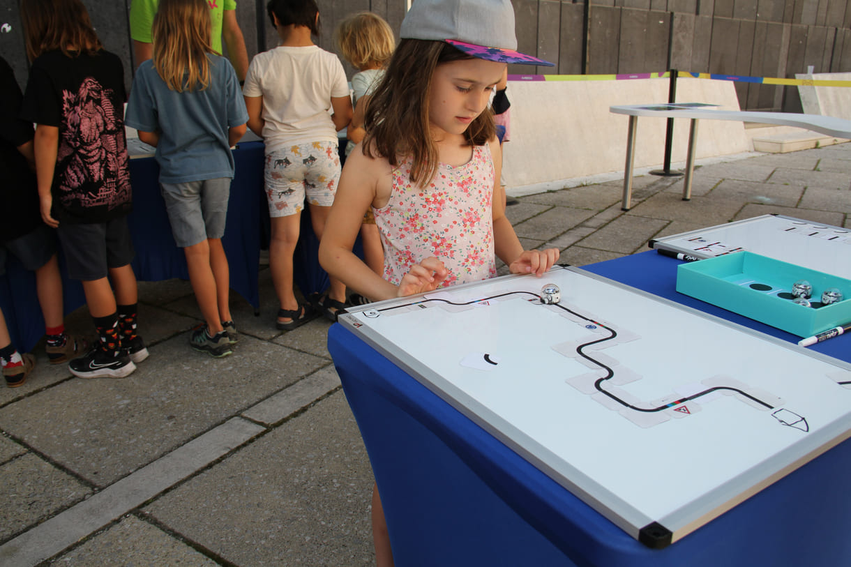 Straßen mit Kärtench bauen für die kleinen Roboter