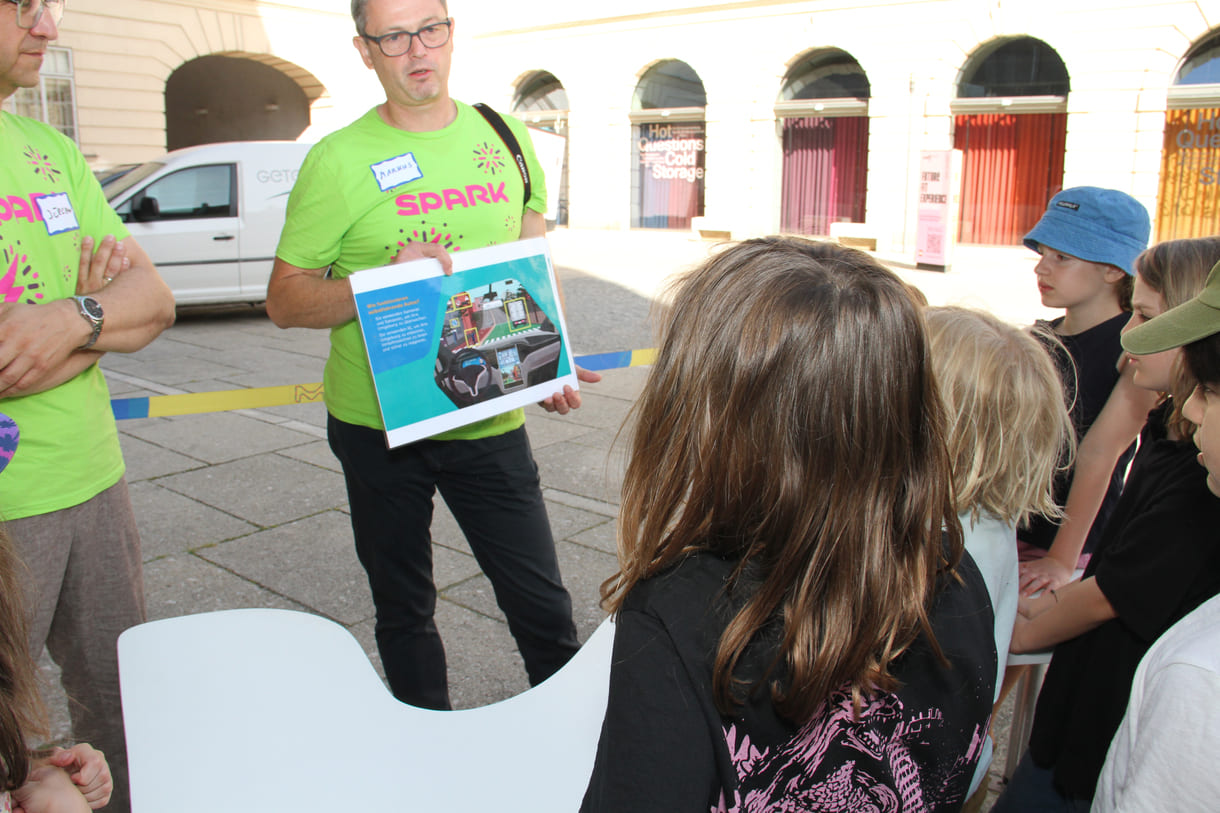 Einleitung zum Straßenbau-Roboter-Spiel mit Bildern zum autonomen Fahren