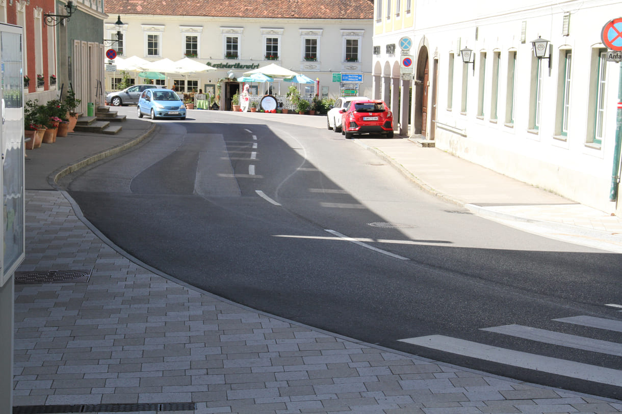 neu gestaltete, entschärfte, Straßenkurve gleich nach der Bushaltestelle
