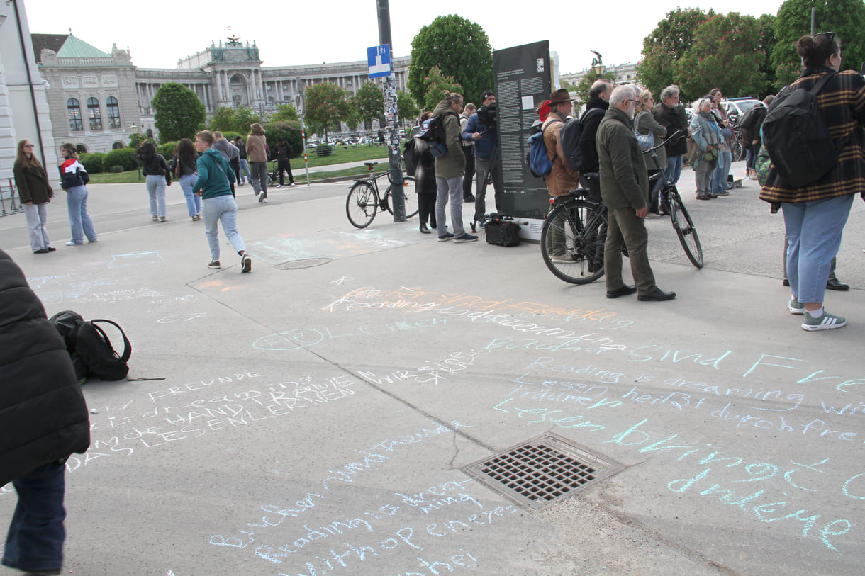 Kreideschrift-Sprüche am Ballhausplatz