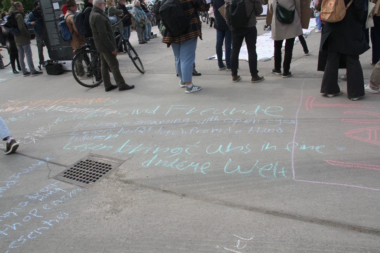 Kreideschrift-Sprüche am Ballhausplatz