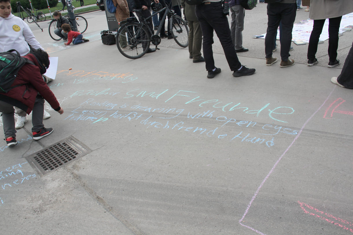 Kreideschrift-Sprüche am Ballhausplatz